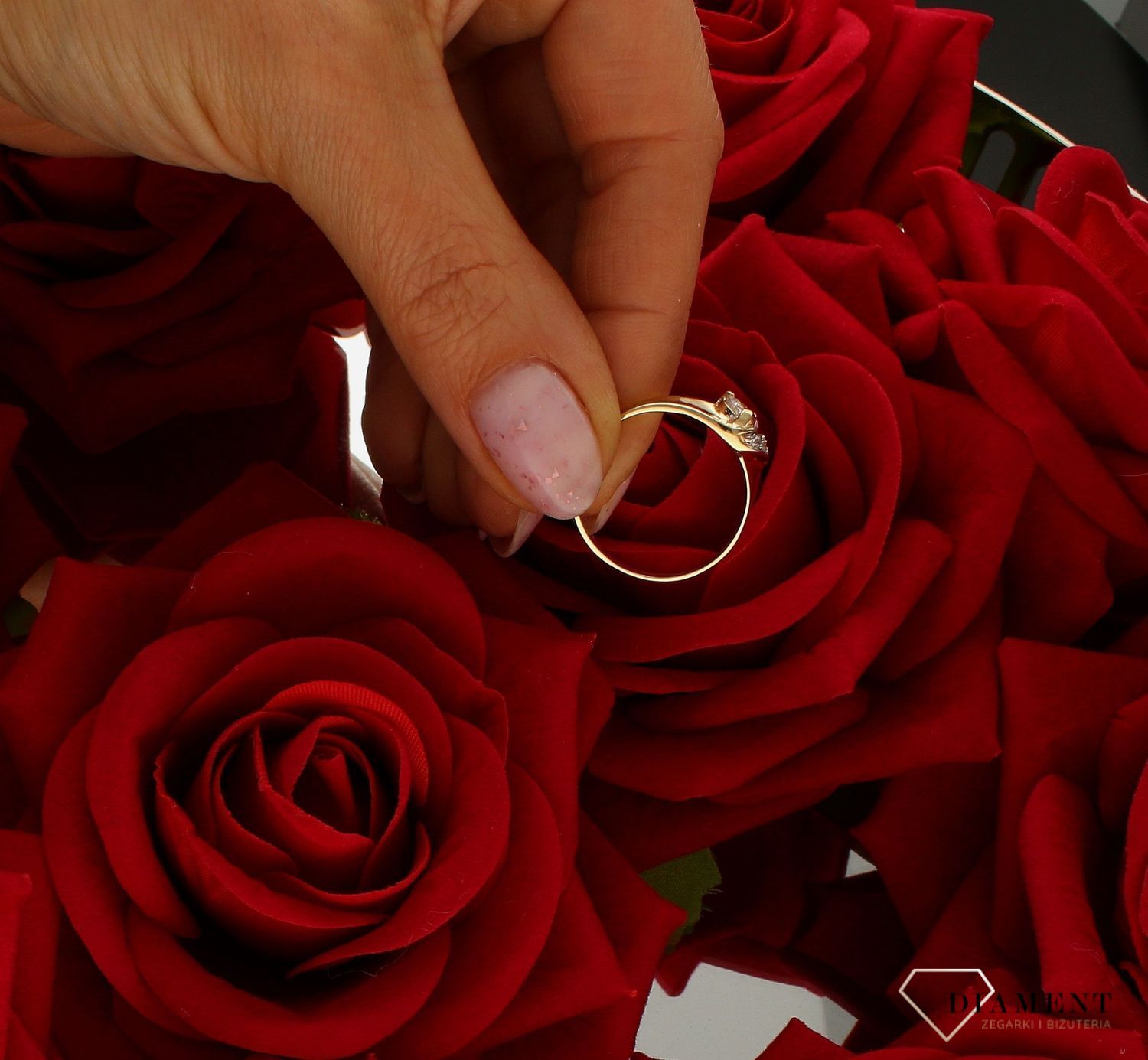 Pierścionek damski złoty zaręczynowy serce z cyrkonii próba 375 PI 1962 375. Złota biżuteria na prezent. Pierścionki złote na pr (2).jpg